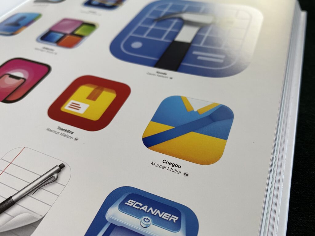 Detail of a page of the iOS App Icon Book. A grid of icons can be seen. On the center the Chegou app icon is visible. This icon shows the classic Brazilian Correios in blue and yellow and crossed by a messenger's bag blue strap.